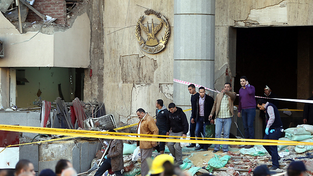 אחת מזירות הפיגוע בקהיר, אתמול (צילום: EPA) (צילום: EPA)
