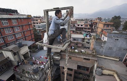 עובד נפאלי בקטאר (צילום: EPA) (צילום: EPA)