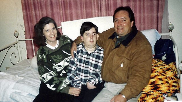 מייקי בגיל 15 עם הוריו, פול ורוני (צילום: AP) (צילום: AP)
