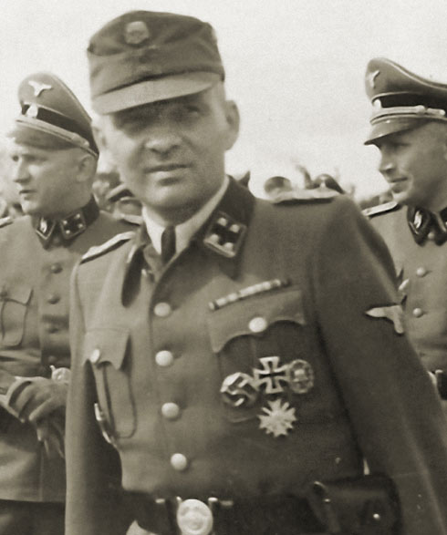 רודולף פרנץ הס בימין כמפקד אושוויץ ()