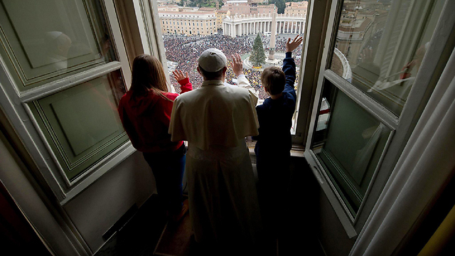 האפיפיור והילדים מנופפים לרבבות המבקרים בוותיקן, היום (צילום: EPA) (צילום: EPA)