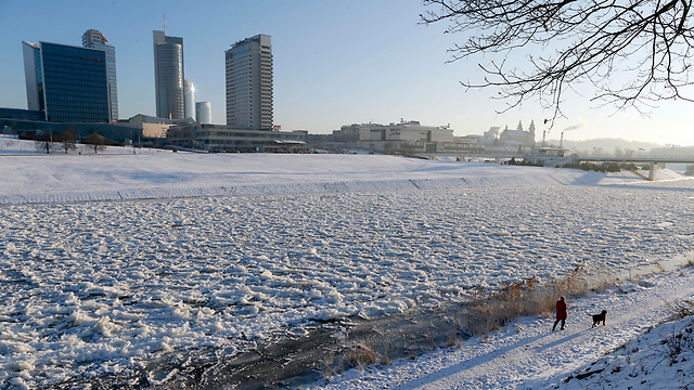 בווילנה, ליטא, צנחו הטמפרטורות למינוס 21, ונהר נריס קפא (צילום: AP) (צילום: AP)