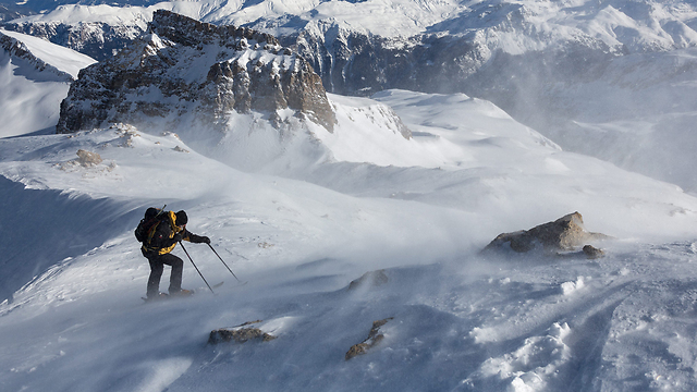 מטפסים בשלג על הר בשוויץ (צילום: EPA) (צילום: EPA)
