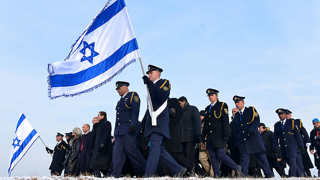 המשלחת הישראלית בצעדה למחנה ההשמדה (צילום: ישראל ברדוגו) (צילום: ישראל ברדוגו)