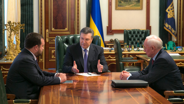 הנשיא ינוקוביץ', ראש הממשלה המתפטר אזרוב (מימין) וסגנו ארבוזוב (צילום: רויטרס) (צילום: רויטרס)