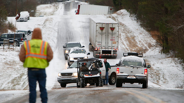 מכוניות תקועות בשלג באלבמה (צילום: AP) (צילום: AP)