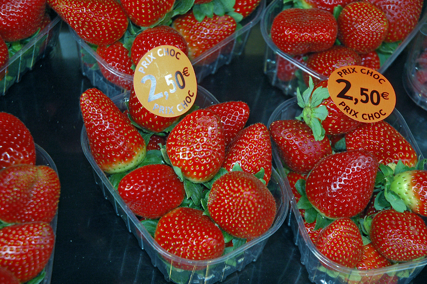 אדומים ולא מעצבים. תותים מרוקאים (צילום: יפה עירון-קוץ)