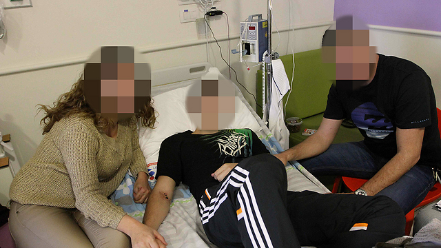 הנער עם משפחתו בבית החולים (צילום: עידו ארז) (צילום: עידו ארז)