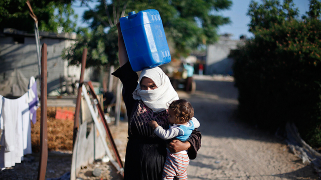 Palestinian woman carrying water in the Gaza Strip. (Photo: Reuters) (Photo: Reuters)