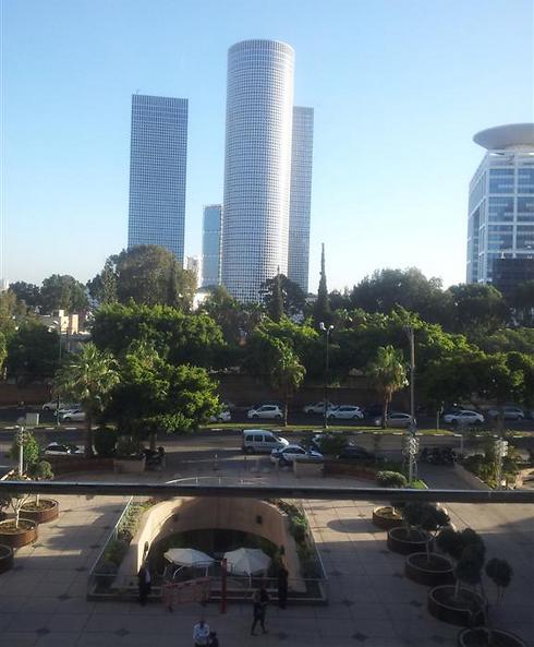 הנוף מהמשרדים. לב ליבה של תל אביב ()