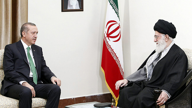 ארדואן בפגישה בטהרן עם מנהיג איראן חמינאי (צילום: EPA) (צילום: EPA)