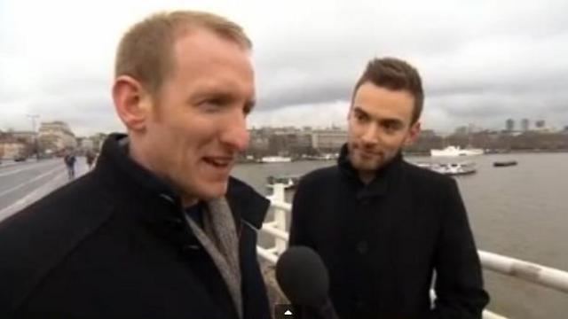 ג'וני (מימין) וניל בגשר בלונדון (צילום מסך מתוך יוטיוב) (צילום מסך מתוך יוטיוב)