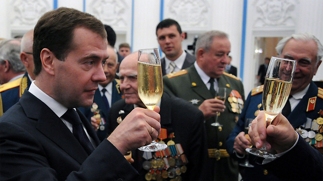ראש ממשלת רוסיה מדבדב משיק כוסית. המחירים עלו, הפרסום הוגבל (צילום: EPA) (צילום: EPA)