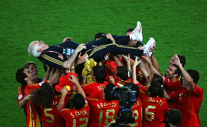 אראגונס מונף על ידי שחקני נבחרת ספרד לאחר הזכייה ביורו (צילום: GettyImages) (צילום: GettyImages)