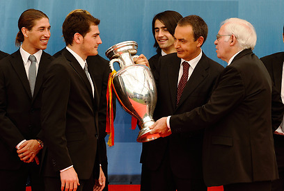 אראגונס מציג את הגביע מיורו 2008 לראש ממשלת ספרד (צילום: GettyImages) (צילום: GettyImages)