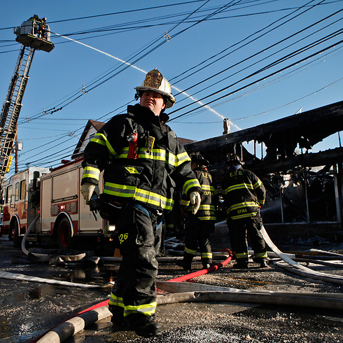 רובע העסקים של העיר אליזבת במדינת ניו ג'רסי נפגע בשריפת ענק. שישה בנייני משרדים ניזוקו, לא דווח על נפגעים (צילום: AFP) (צילום: AFP)