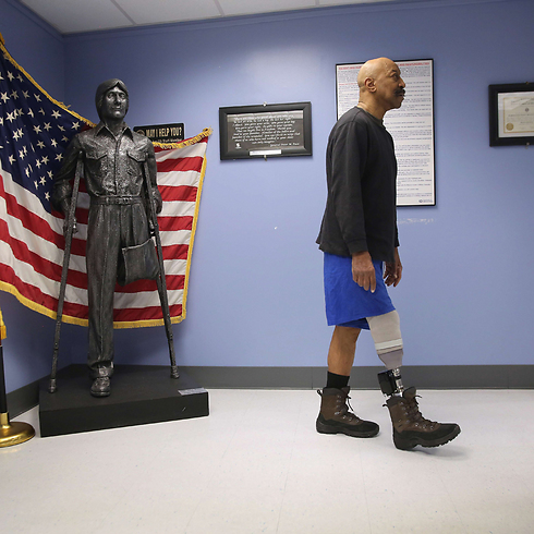 החייל האמריקני המשוחרר לויד אפּס מתרגל לרגל התותבת החדשה שלו בבית חולים במנהטן, ניו יורק (צילום: AFP) (צילום: AFP)