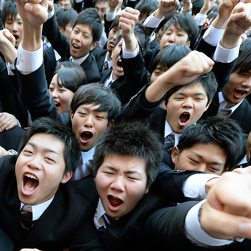 כ-1,500 סטודנטים בטוקיו חוגגים בשמחה את סיום לימודיהם ביריד תעסוקה בעיר (צילום: AFP) (צילום: AFP)