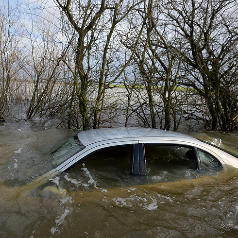 הרשויות במחוז סומרסט שבאנגליה הכריזו על האזור מוכה אסון בעקבות מזג האוויר הקשה בשבועות האחרונים, הצפות הכבישים וניתוק תושבים רבים מאספקה (צילום: AFP) (צילום: AFP)
