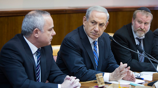 Netanyahu in a government meeting on Sunday (Yonatan Zindel/Flash 90)