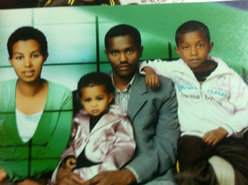 האחות שנותרה מאחור עם שני ילדיה ובעלה באתיופיה  ()