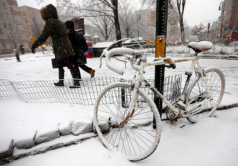 אופניים שהלבינו בניו יורק (צילום: AP) (צילום: AP)