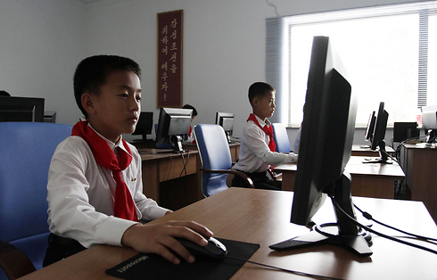 משתמשים במחשבים בבית הספר הבינלאומי לכדורגל בפיונגיאנג (צילום: AP) (צילום: AP)