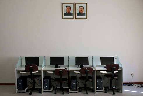 האבות המייסדים של צפון קוריאה באוניברסיטת פיונגיאנג למדעים וטכנולוגיה (צילום: AP) (צילום: AP)