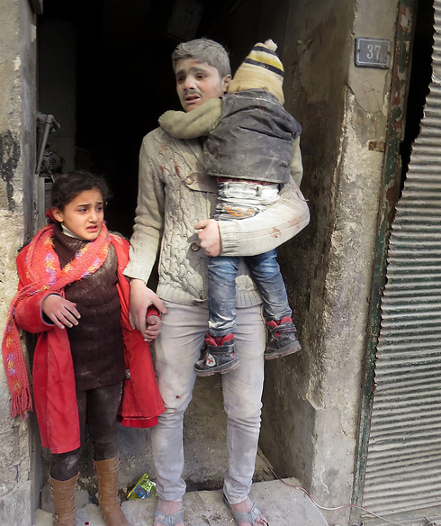 Families destroyed. A father and his children in Syria (Photo: AFP)