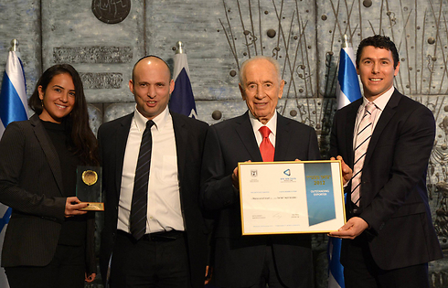Peres (center-right) at an exporter's conference on Tuesday (Photo: Mark Neiman, GPO)