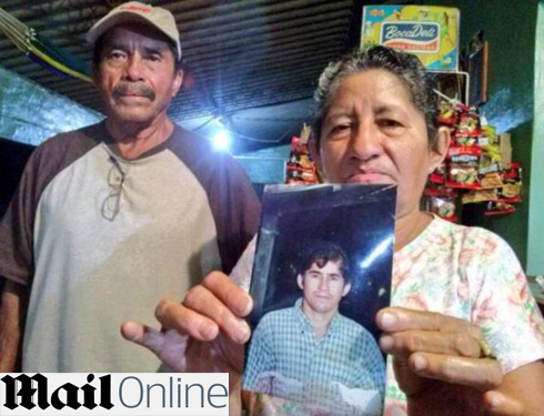 משפחתו של חוסה אלברנגה מציגה את תמונתו כצעיר באל-סלבדור ()