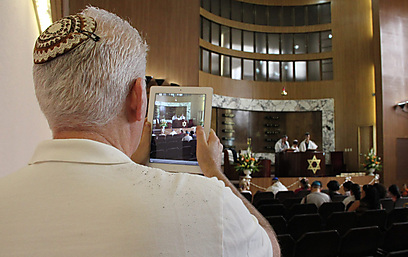 "היהודים בקובה הם אזרחים קובנים גאים". אורח מצלם בבר מצווה בהוואנה (צילום: אליעזר יערי) (צילום: אליעזר יערי)