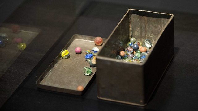 Anne Frank's recently found marbles during opening of exposition 'The Second World War in 100 Objects' in Kunsthal museum in Rotterdam (Photo: EPA)