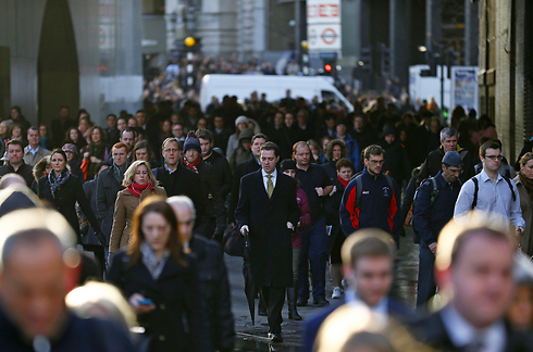מיליונים נאלצו לצעוד מרחקים ארוכים במקום לנסוע ברכבת (צילום: רויטרס) (צילום: רויטרס)