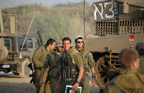 ישראלי בעת שירותו הצבאי (צילום: יעל צור) (צילום: יעל צור)