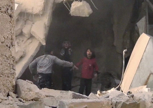 הפצצות הצבא הסורי בתגובה למחבל המתאבד (צילום: AP) (צילום: AP)