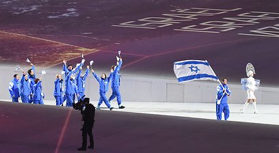 המשלחת הישראלית נכנסת לאצטדיון (צילום: AFP) (צילום: AFP)