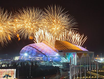 זיקוקים מעל האצטדיון האולימפי (צילום: EPA) (צילום: EPA)
