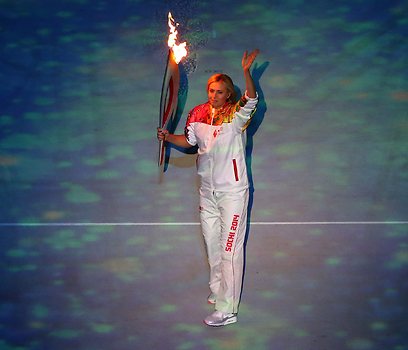 שראפובה עם הלפיד האולימפי (צילום: גטי אימג'ס) (צילום: גטי אימג'ס)