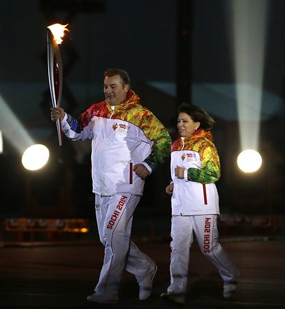 רודינה וטרטיאק בדרך להדלקת האש (צילום: AFP) (צילום: AFP)