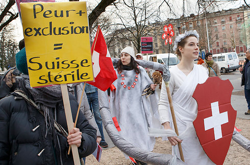 פחד + מניעה = שווייץ סטרילית. הפגנות נגד התוכנית (צילום: EPA) (צילום: EPA)