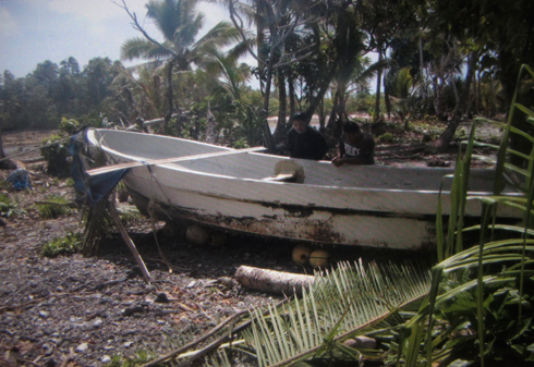 הסירה שבה שרד אלברנגה (צילום: AP) (צילום: AP)