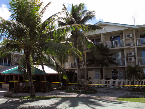 המלון שאליו הובא הניצול אלברנגה באיי מרשל (צילום: AP) (צילום: AP)