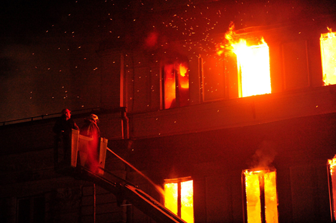 שריפה משתוללת בסוף השבוע בבניין ממשלה בסראייבו הבירה (צילום: AFP) (צילום: AFP)