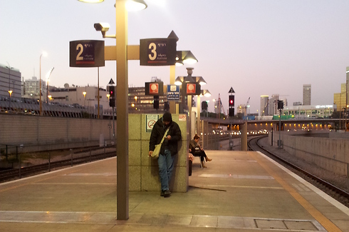 תחנת רכבת השלום בתל אביב - זיהום רכבות ומכוניות (צילום: רועי צוקרמן) (צילום: רועי צוקרמן)