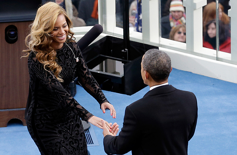 יש רומן? אובמה וביונסה בטקס ההשבעה של הנשיא (צילום: גטי אימג'בנק) (צילום: גטי אימג'בנק)
