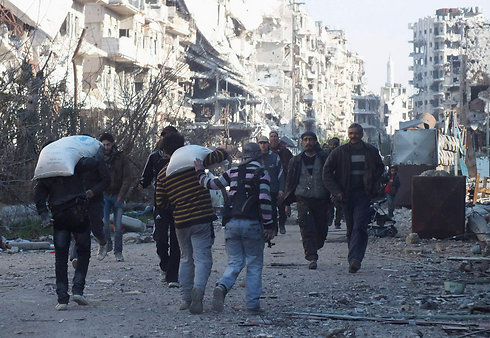 Residents of Homs leave their homes (Photo: Reuters) (Photo: Reuters)