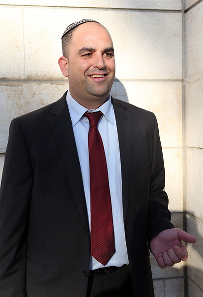 אוהד בית"ר. ראש העיר של לוד, יאיר רביבו (צילום: עוז מועלם) (צילום: עוז מועלם)