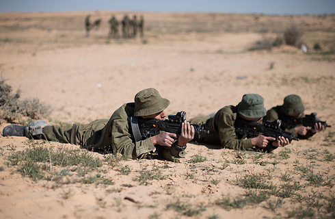IDF soldiers during training near Ktzi'ot (Photo: EPA)