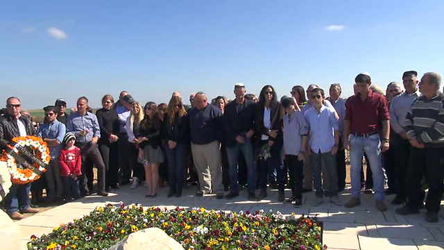 Dozens arrive at Antemone Hill to pay their respects to Ariel Sharon (Photo: Barel Efraim)